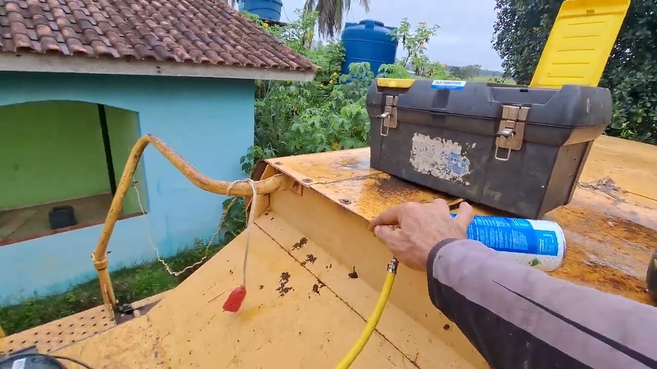 Colocação de gás no ar condicionado da colhedeira tc 59