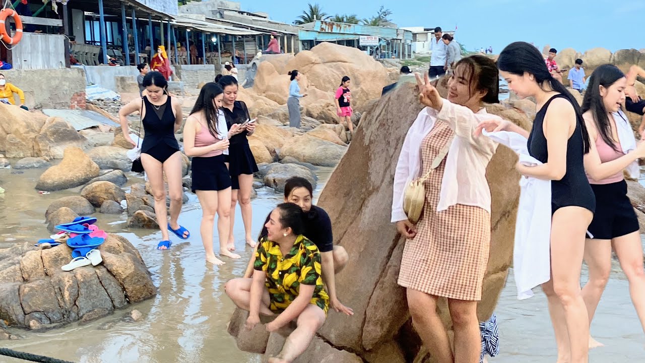 Náo Nhiệt Như Ngày Hội Ở Bãi Biển Cổ Thạch Thu Hút Đông Khách Du Lịch Đến Tham Quan Tắm Biển Đi Chợ