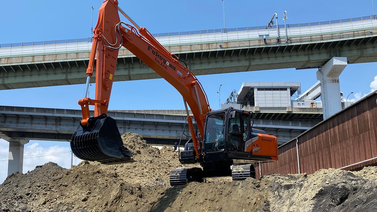 新型　新車　日立　バックフォー　ZAXIS200 スケルトンバケットにて約30トン　トレーラーダンプ積み込み作業です。