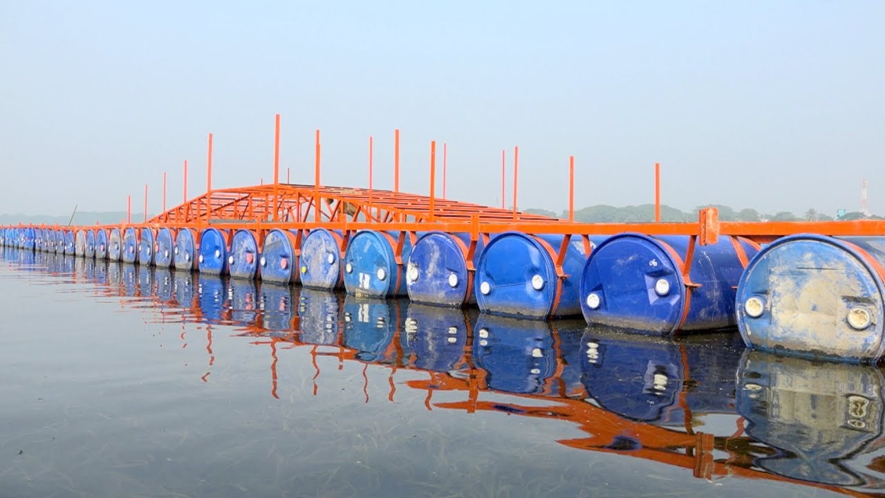 যশোরে গ্রামবাসীরা তৈরি করছে হাজার ফুট দীর্ঘ ভাসমান সেতু| BBC News Bangla