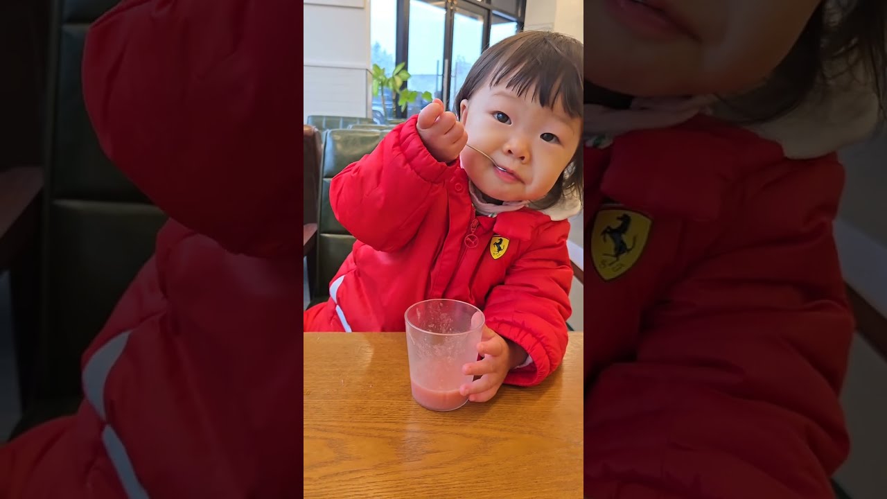 한겨울에 딸기 쉐이크 먹는 아기 #아기먹방 #아기유튜버 #딸기쉐이크