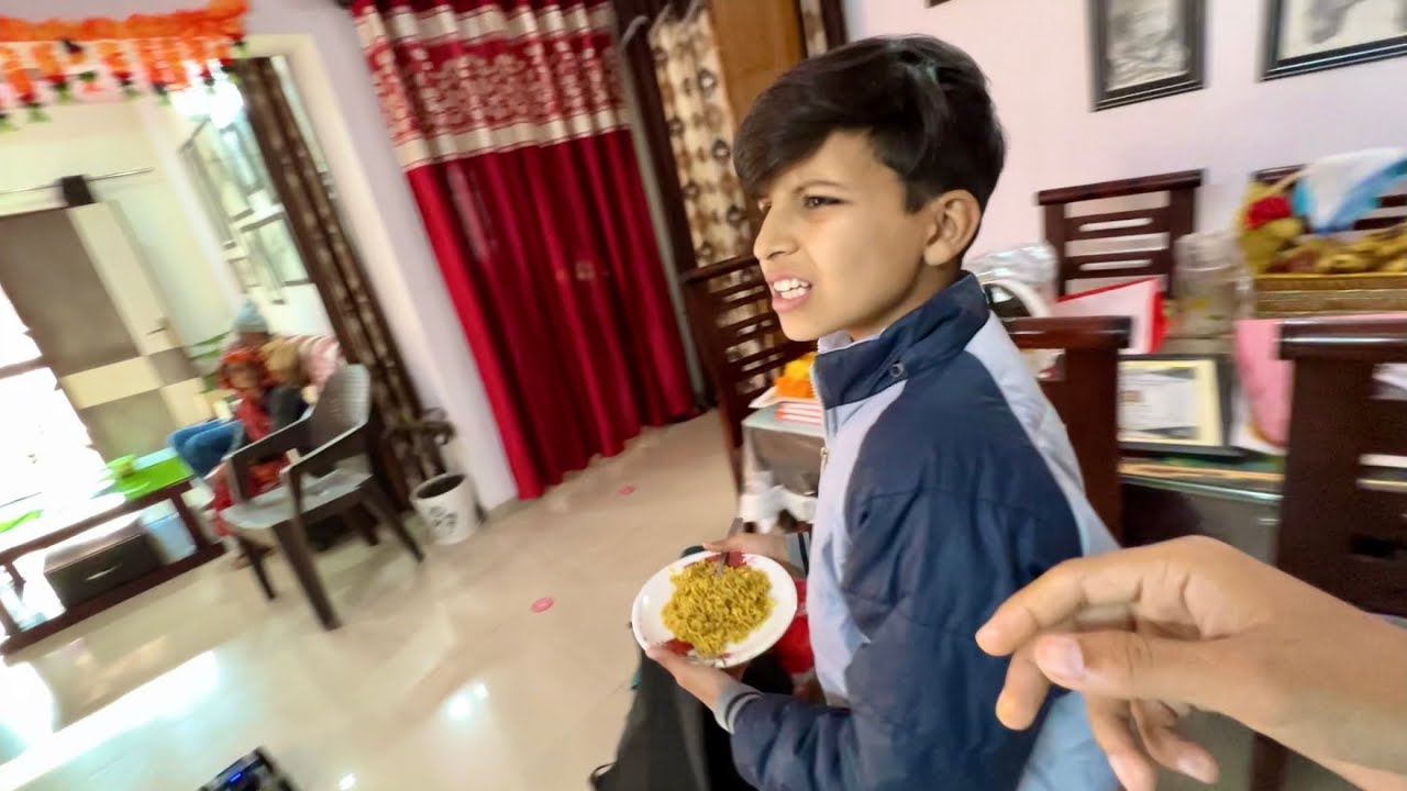 Maggi Leke Bhag Raha 😂