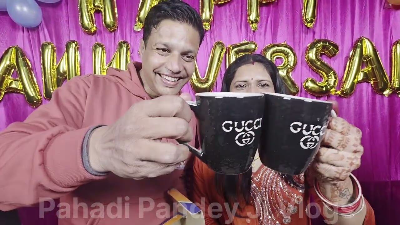 अपने परिवार के सदस्यों के साथ शादी को 16 साल पूरे होकर 17 साल का आगाज  पर सालगिरह मनाते हुए 