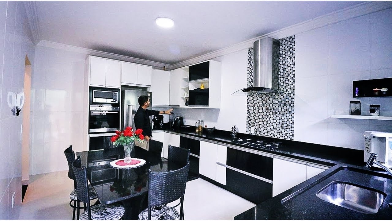 Sobrado novo e moderno com acabamento de primeira na QNO 04.