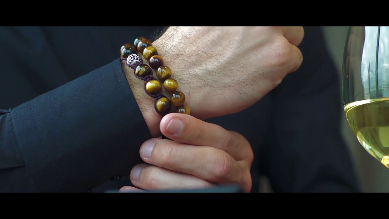 Wearing A Tigers Eye Bracelet - Tigers Eye Benefits And Meaning 🐅