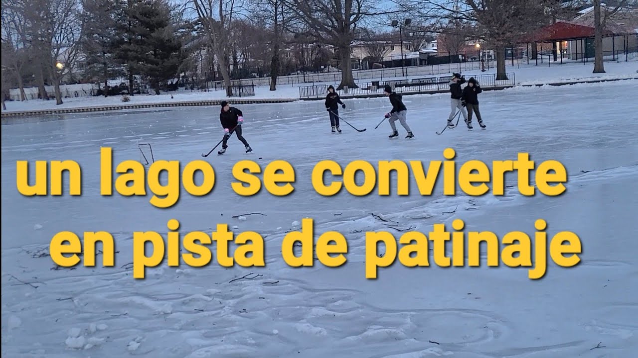 Una laguna se convierte en hielo y pista de patinaje 