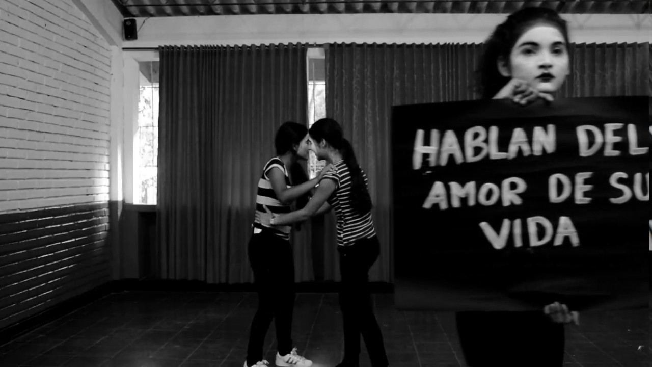 Obra de mimo.    El reencuentro de las amigas.
