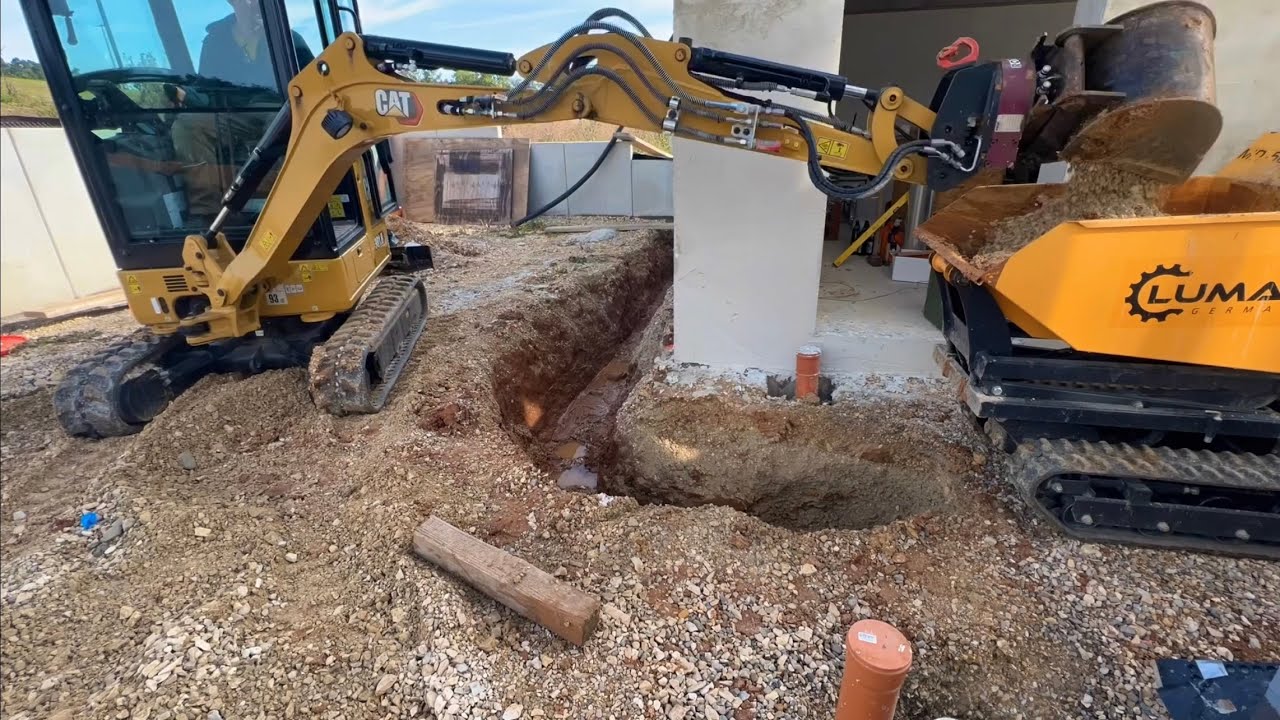 Grundleitungen verlegen und einsanden. Gruben mit CAT 301.8 ausheben und mit Kettendumper auffüllen