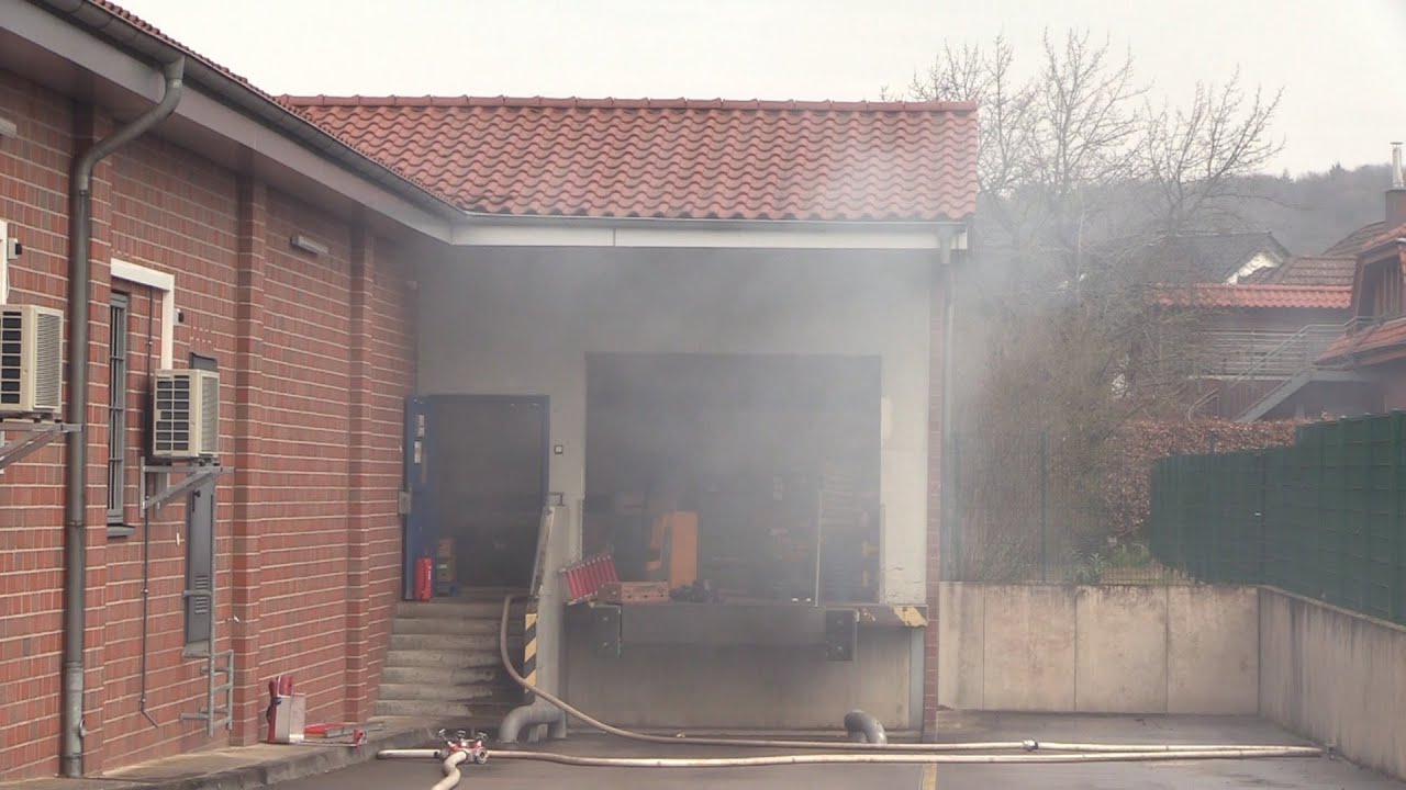 Hagen aTW - Brand im Lidl Markt - Papierpresse hält die Feuerwehr in Atem
