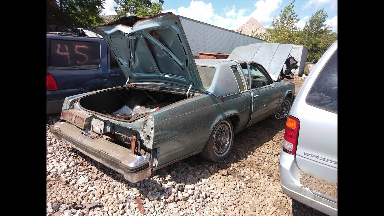 В гараж въезжает Oldsmobile Delta 88 2-дверный 1978 года выпуска.