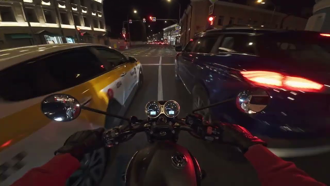 POV Ride Down A Moscow Side Streets // Triumph Bonneville T120