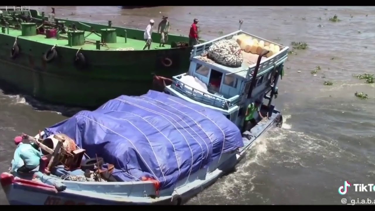 เรือเวียดนามแย่งกันฝ่ากระแสน้ำแรงผ่านประตูน้ำ