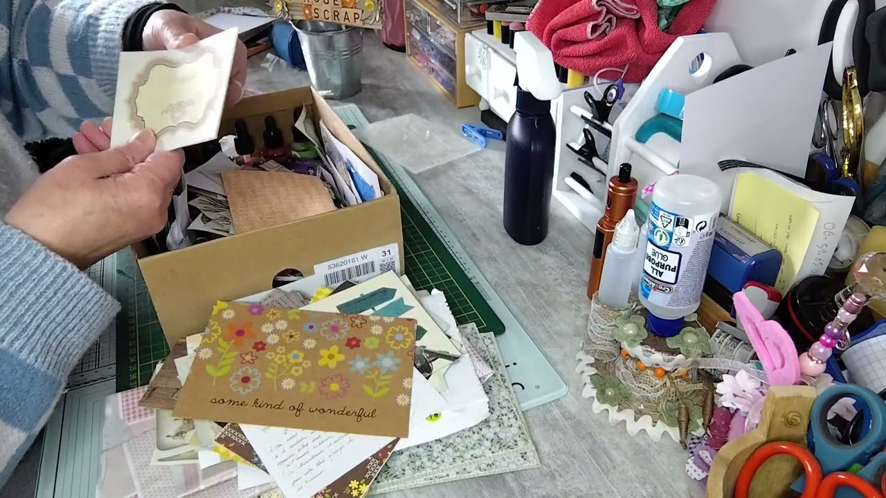 Je découvre ma boîte au trésor merci @Familylovescrap 