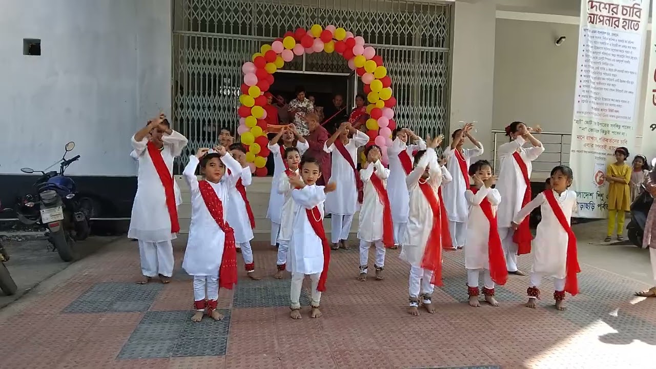 খাগড়াছড়ি  শিশু একাডেমির শিশু শিল্পীদের পরিবেশনায় নৃত্যে অংশগ্রহন করছি। 