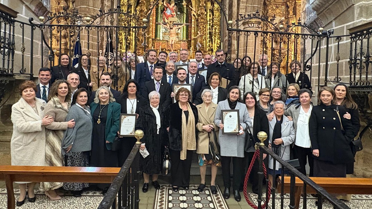 El Ayuntamiento recibe el premio 'Caballero Cofrade' por su apoyo incondicional a la Semana Santa