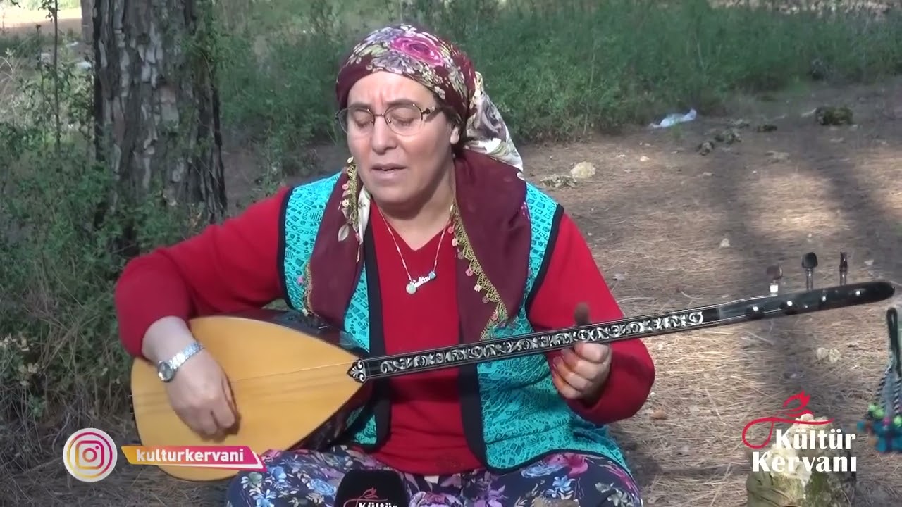 Yörük Kadını Sultan Bacı  Minyatür Saz Yapıyor.