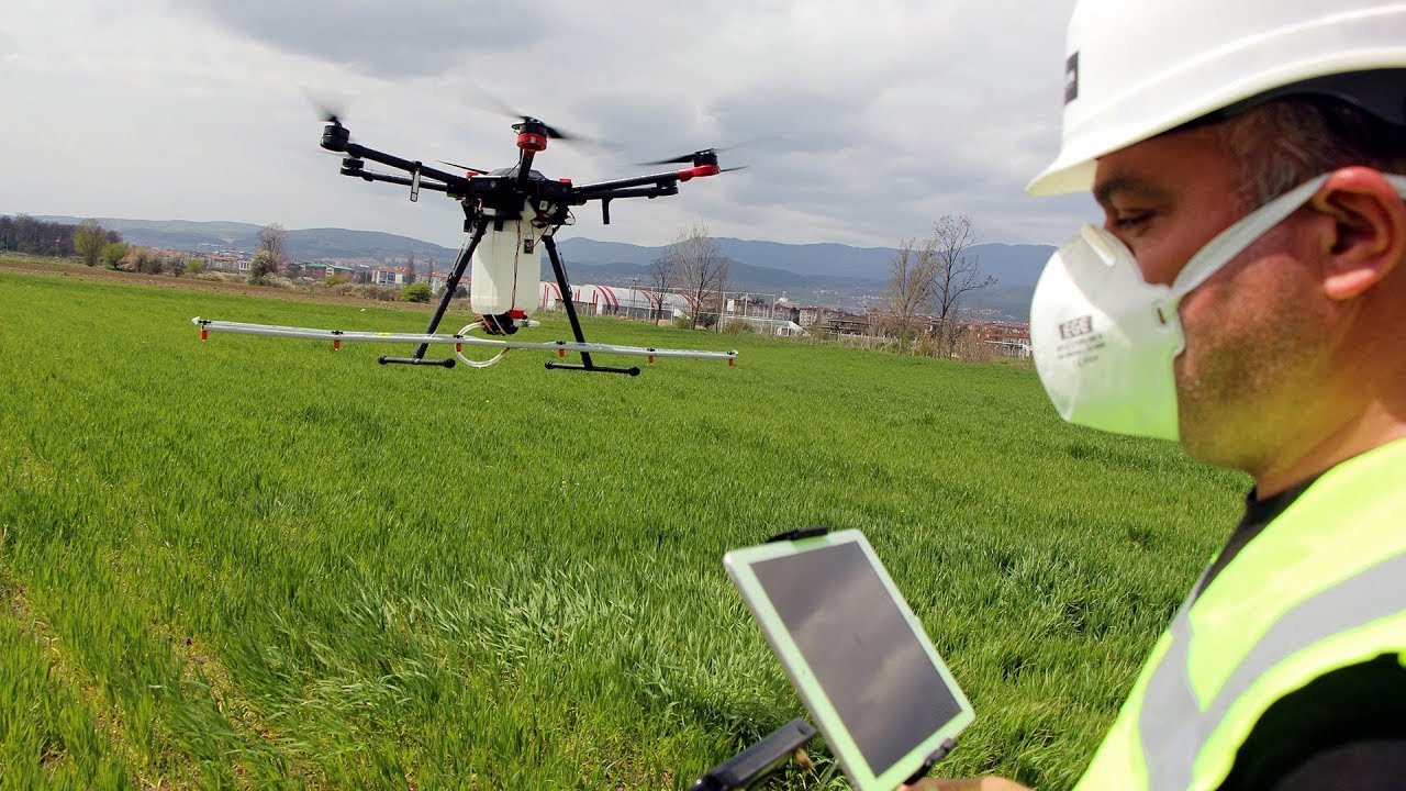 Geliştirdiği sistemle tarlalarda drone ile ilaçlama yapabiliyor