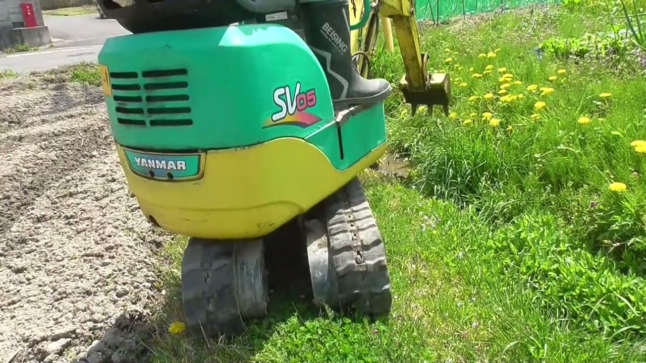 用水路が土で埋まりましてそろそろ限界かなって感じです。人力ではかなり厳しいのでミニショベルの力を借りて浚渫しようと思います！