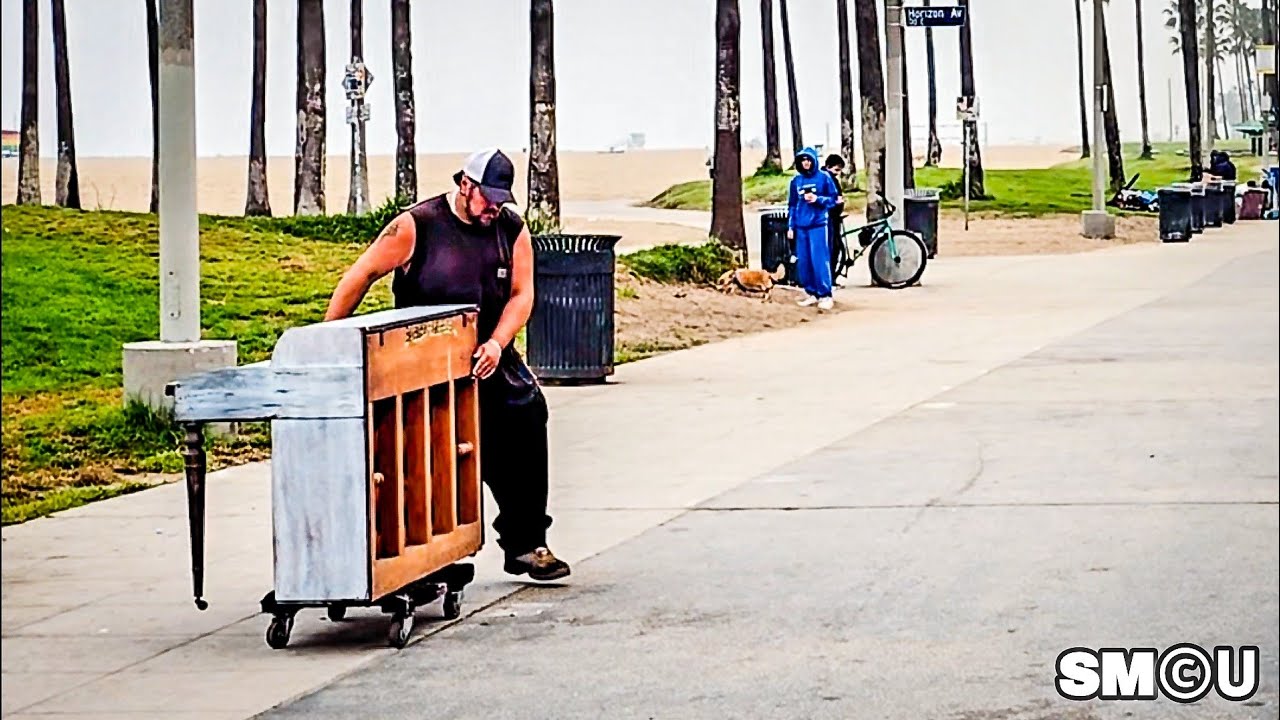 𝗣𝗜𝗔𝗡𝗢 𝗣𝗨𝗦𝗛𝗘𝗥: Volunteer Wheels Nathan Pino’s Piano to Venice Boardwalk Spot