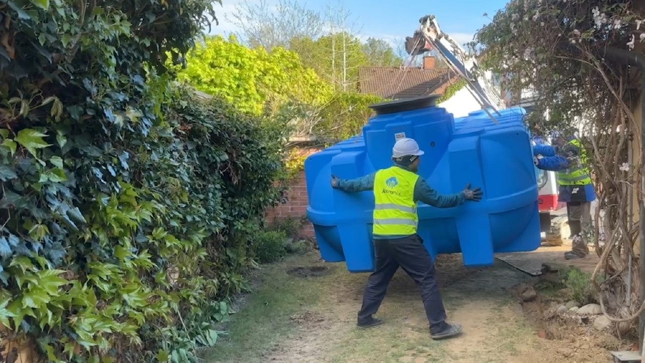 Instalace podzemní akumulační nádrže Iris 8000 l pro automatickou závlahu zahrady