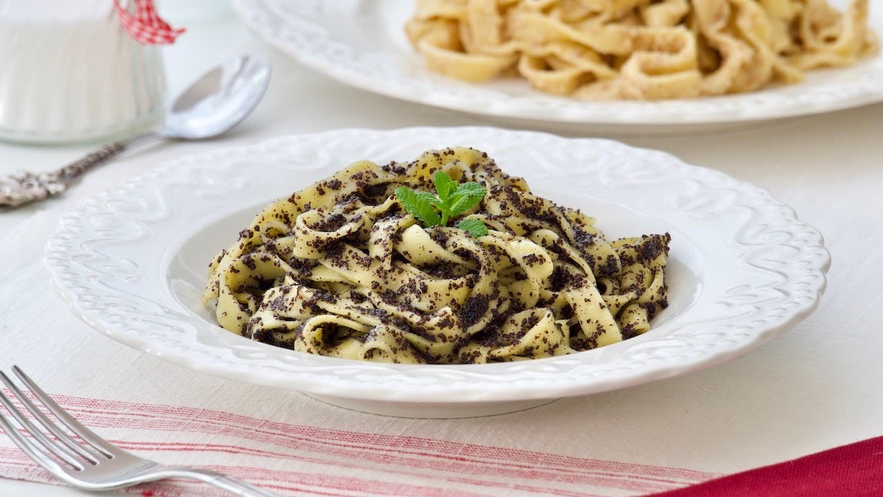 Domaći rezanci s makom, orasima ili prezlama • ReciPeci Sandre Gašparić