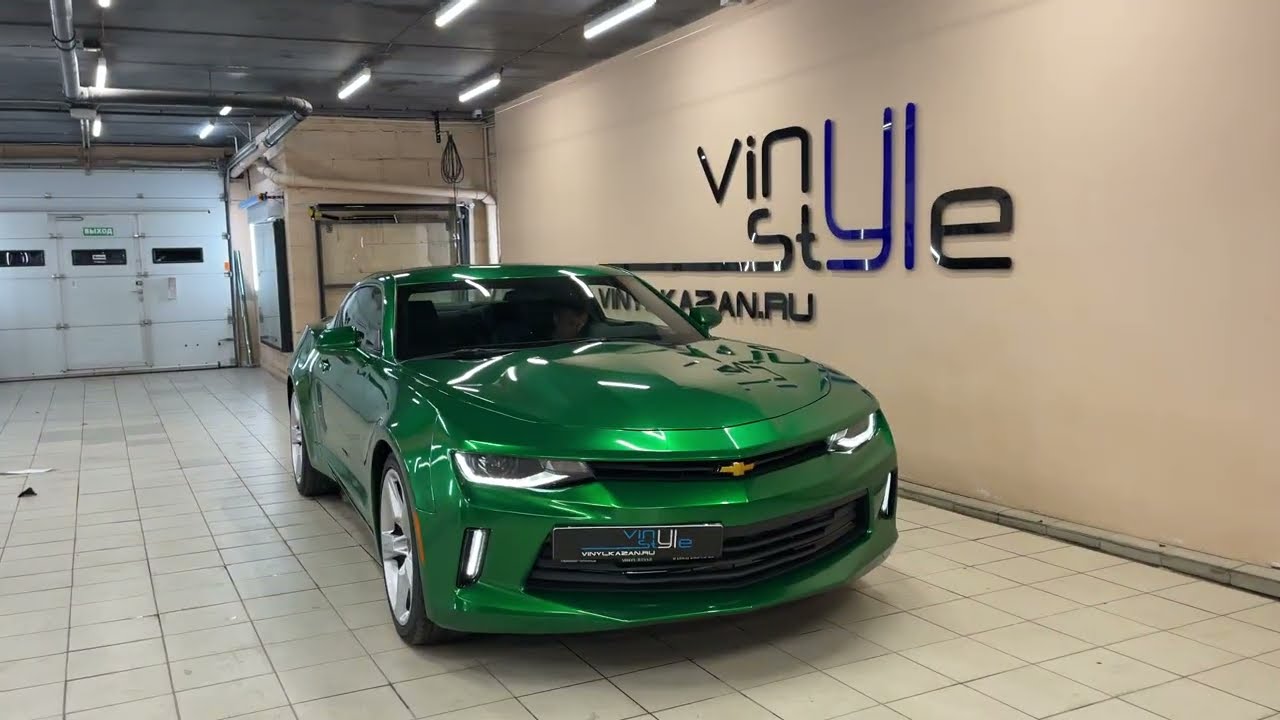 Chevrolet Camaro - оклеили кузов вместе с дверными проёмами в сочный зелёный металлик