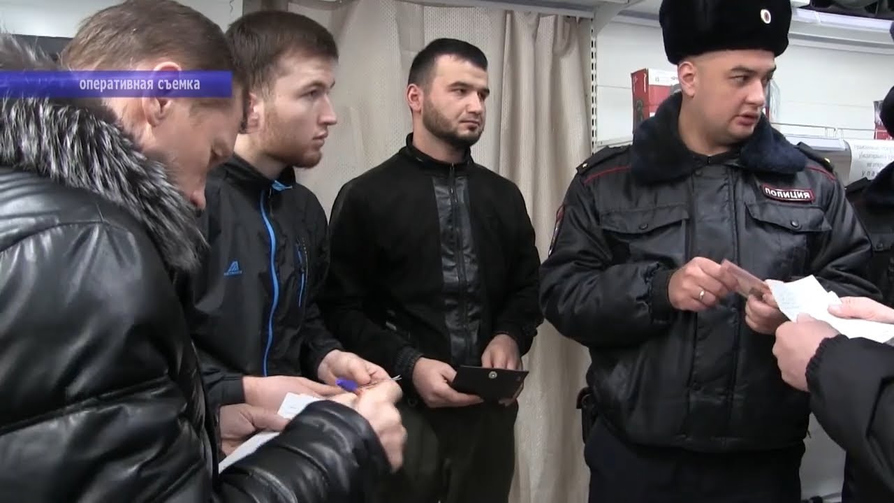 Контрафакт и повестки: полицейские с военкомами провели рейды в Саратове и Энгельсе