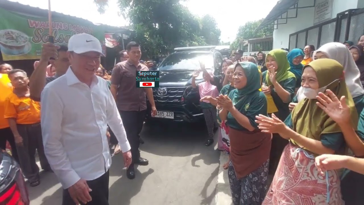 Jokowi Hentikan Mobilnya Lihat Kerumuman Buruh Pabrik Tembako, Langsung Berebut Sembako Sampai Jatuh