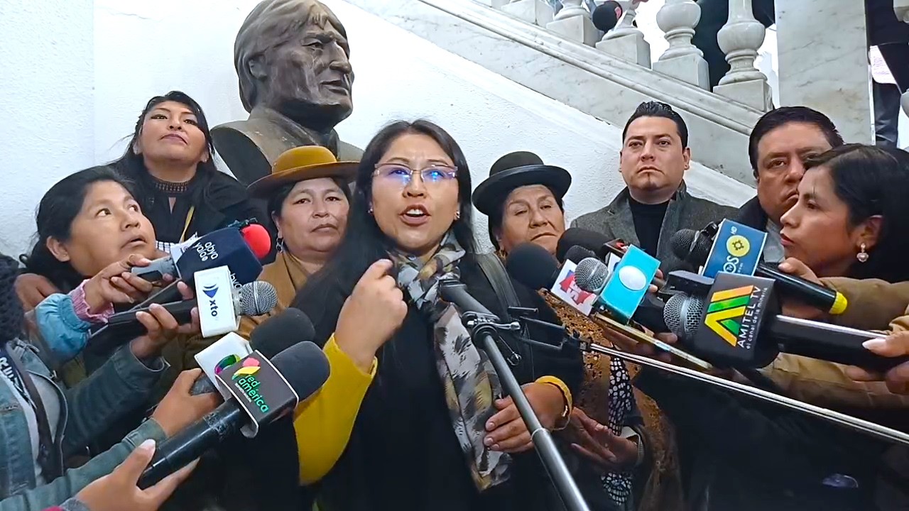 Exdiputados responde al racismo de Senadores y les recuerdan las obras de la Gestión de Evo