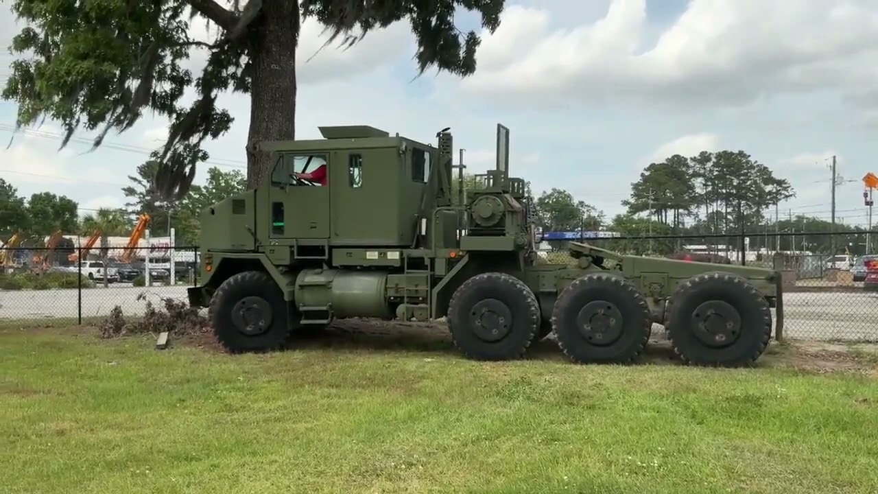 2013 OSHKOSH M1070 TRI AXLE DAY CAB TRUCK TRACTOR  For Sale