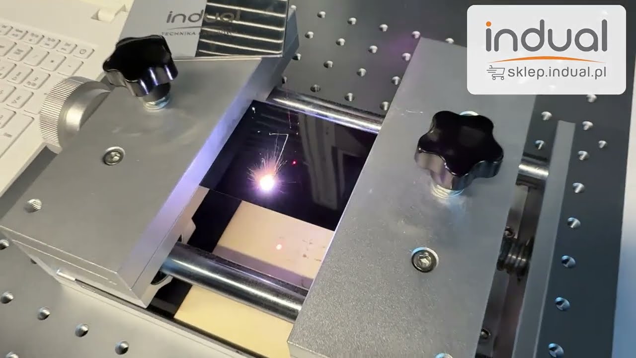 Indual | Technika Laserowa | Uchwyt typu imadełko do blaszek i kart
