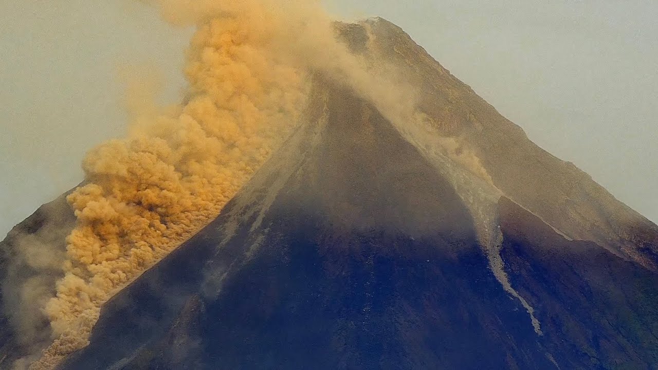 Caught on Camera: Large Pyroclastic Flow at Mayon Volcano (Jan 8, 2026)