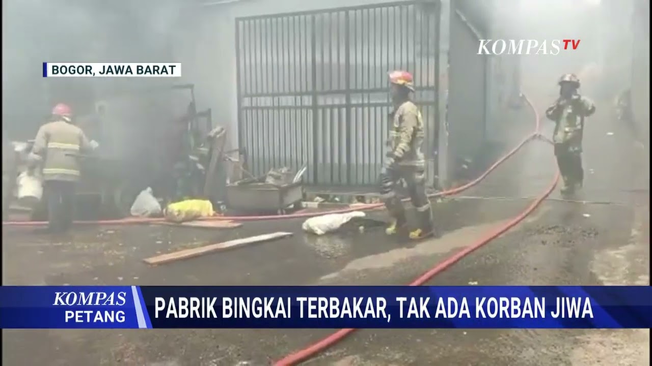 Ngeri! Penampakan Pabrik Bingkai di Cibinong Bogor Hangus Terbakar, 5 Tim Damkar Dikerahkan   KOMPAS