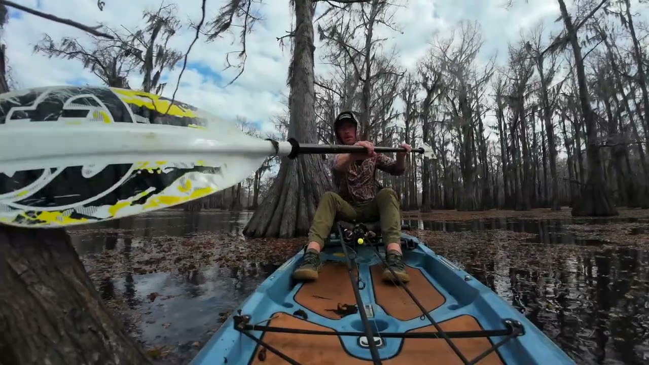 Wędkarstwo kajakowe na jeziorze Caddo, gdy pogoda staje się niebezpieczna