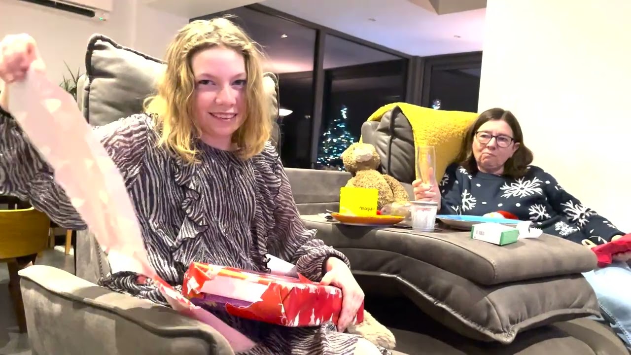 Cadeautjes openmaken op kerstavond (2025)