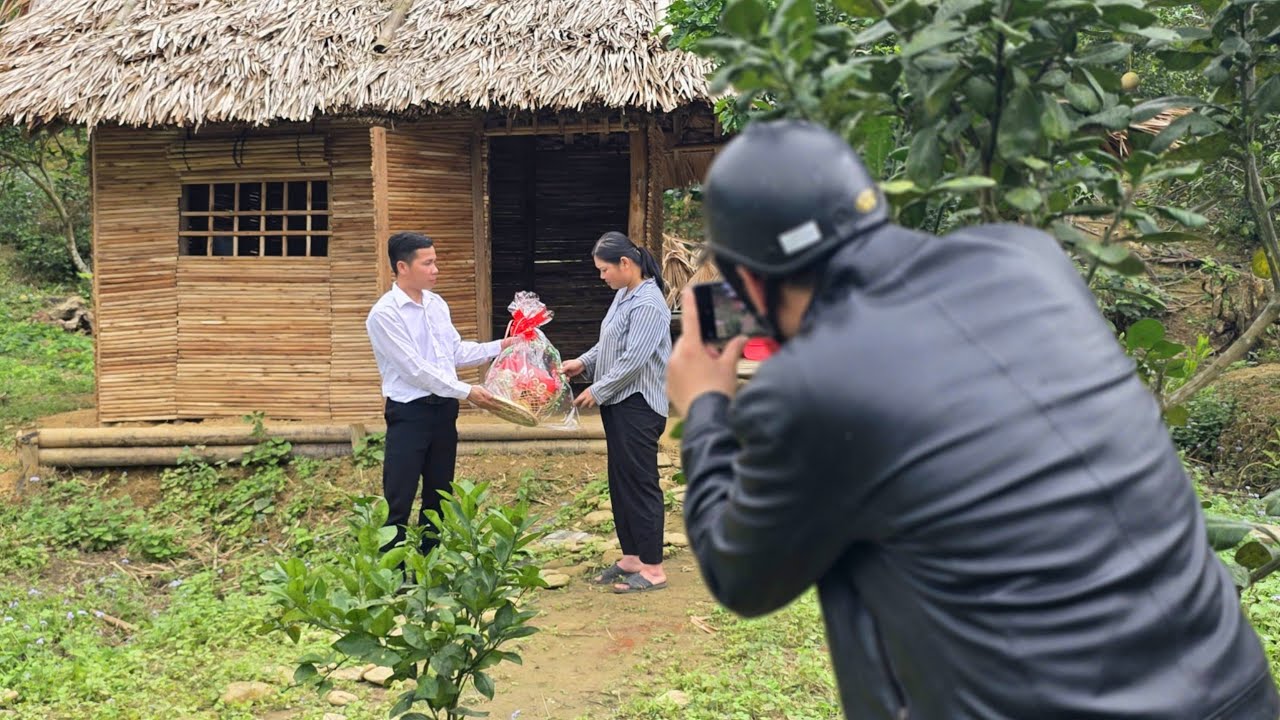 Kind CEO helps a single mother renovate an abandoned house, and suddenly a stranger appears.