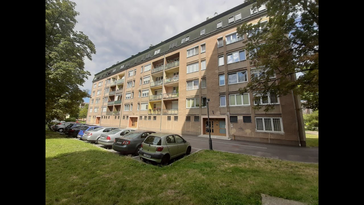 Elad&oacute; Lak&aacute;s Sz&eacute;kesfeh&eacute;rv&aacute;ron a L&ouml;v&ouml;lde utc&aacute;ban a vas&uacute;t&aacute;llom&aacute;s k&ouml;zel&eacute;ben.