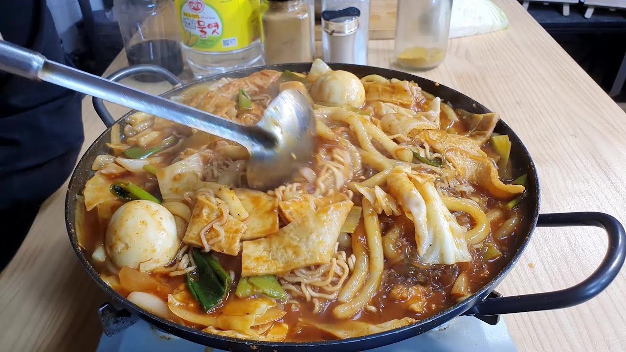 즉석떡볶이 집의 간판을 가볍게 부셔보는 업장용 떡볶이레시피