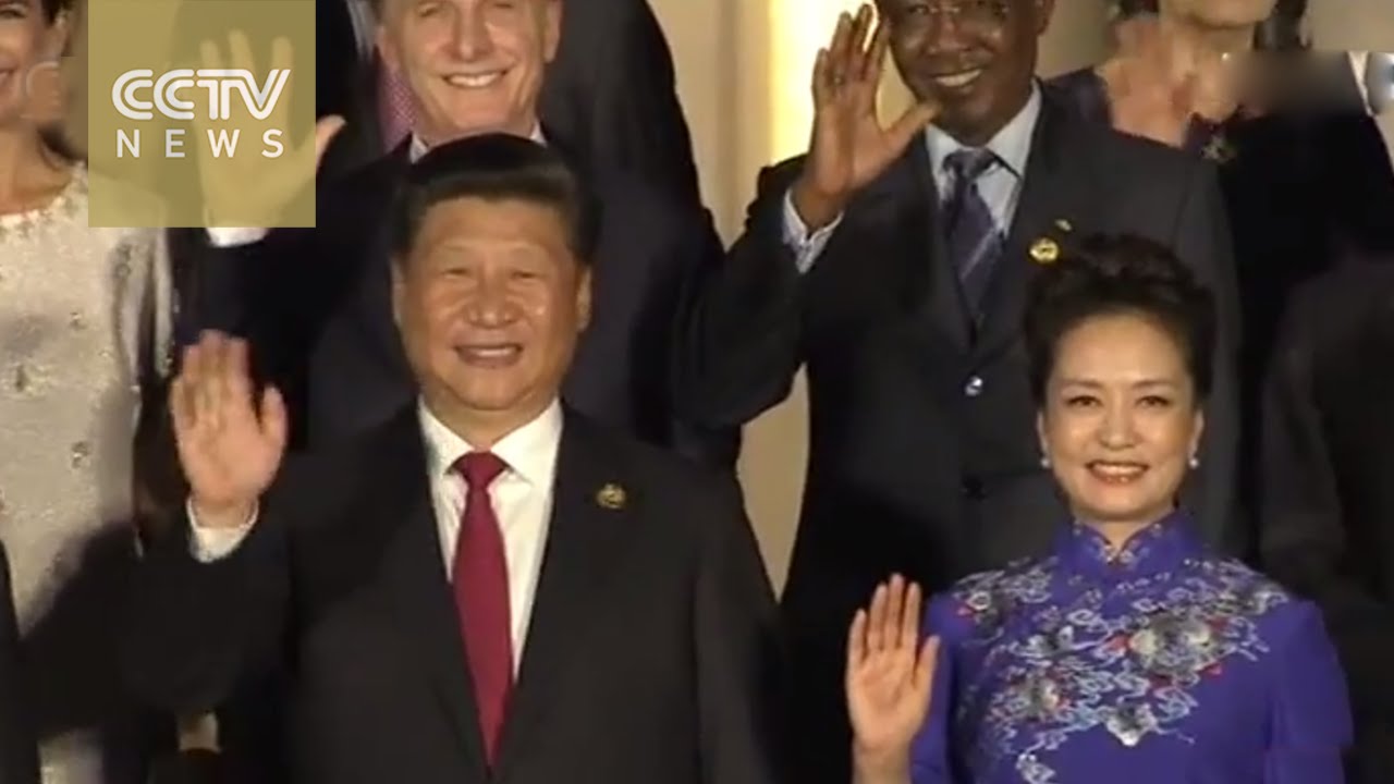 President Xi Jinping and his wife, Peng Liyuan, welcome world leaders arriving for the banquet