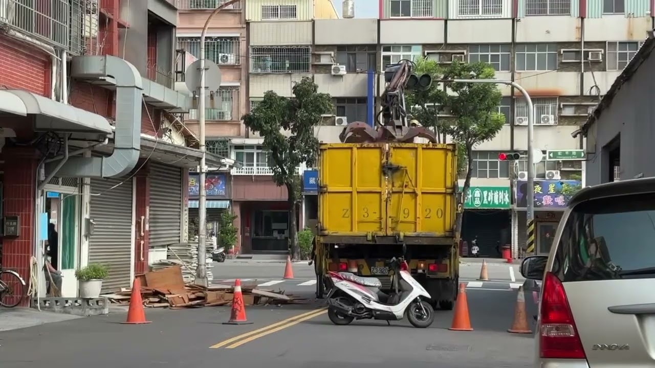 清運木板2 The truck is cleaning up the wooden planks.