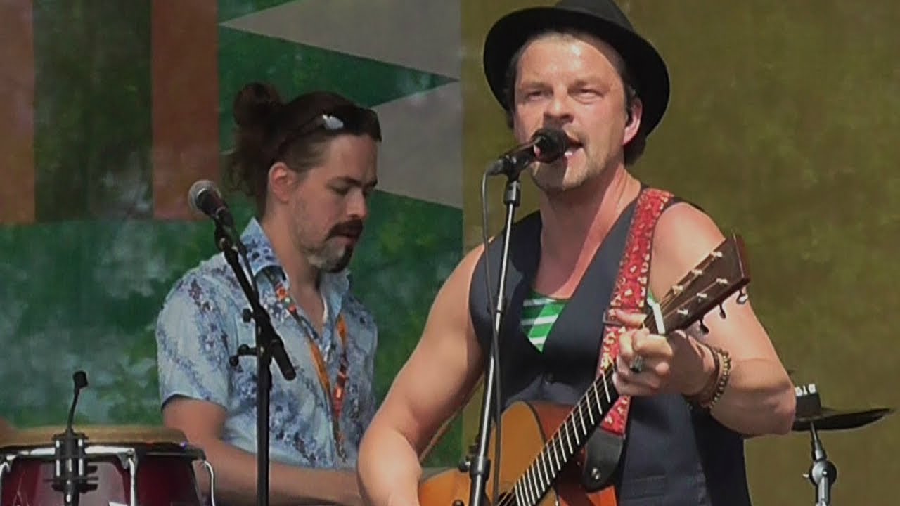 Tuure Kilpeläinen & Kaihon Karavaani - Maailma kylässä 2014