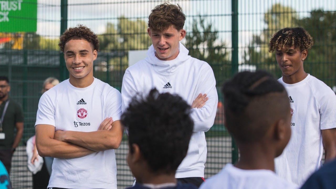 Manchester United Academy players surprise Foundation participants