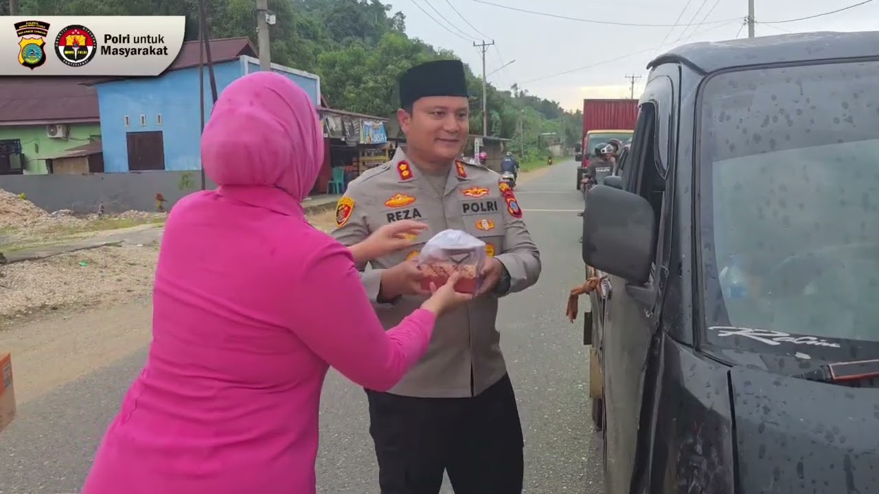 Kapolres dan Ketua Bhayangkari Cabang Morowali Utara bagikan Takjil kepada para warga