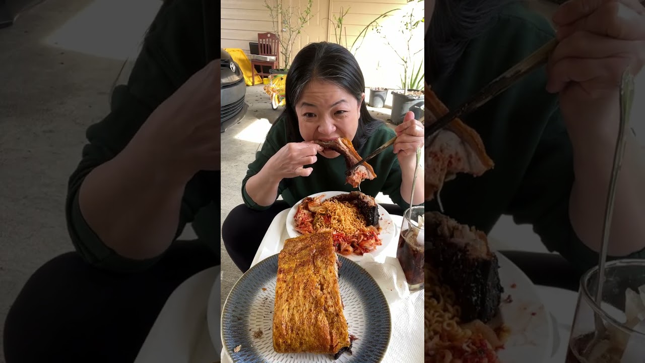 Ăn sáng với món mì trộn khô với kim chi và heo quay ngon gì đâu Á 