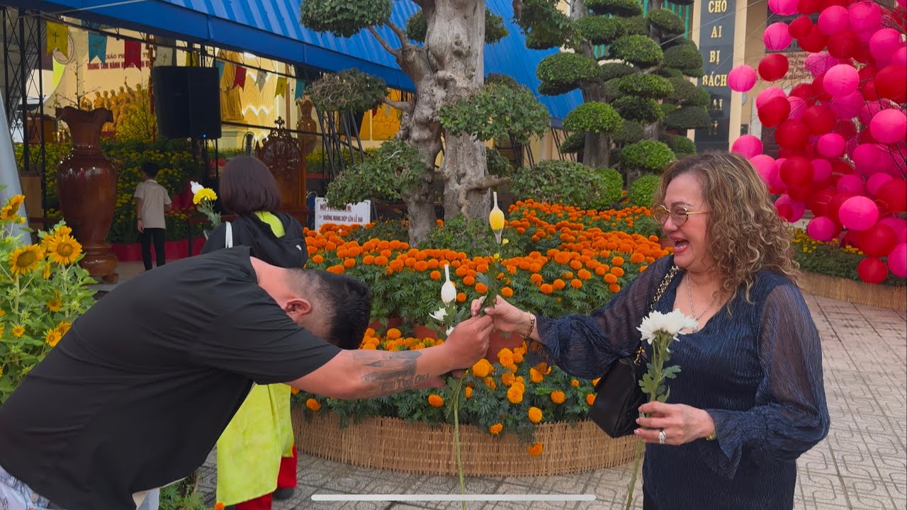Hai Mẹ con ăn Tết chung tại Việt Nam sau 10 năm..