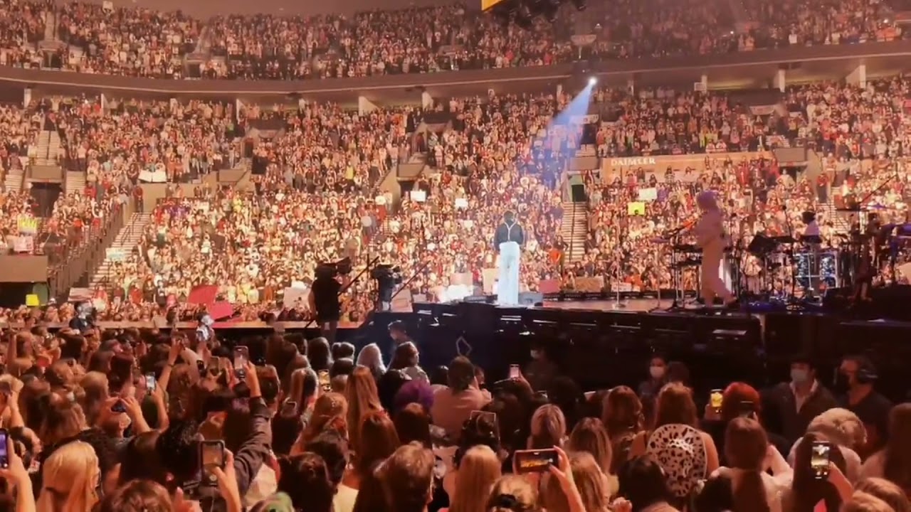Harry Styles answering to All Signs in Portland Concert #harrystyles #hslot #portland