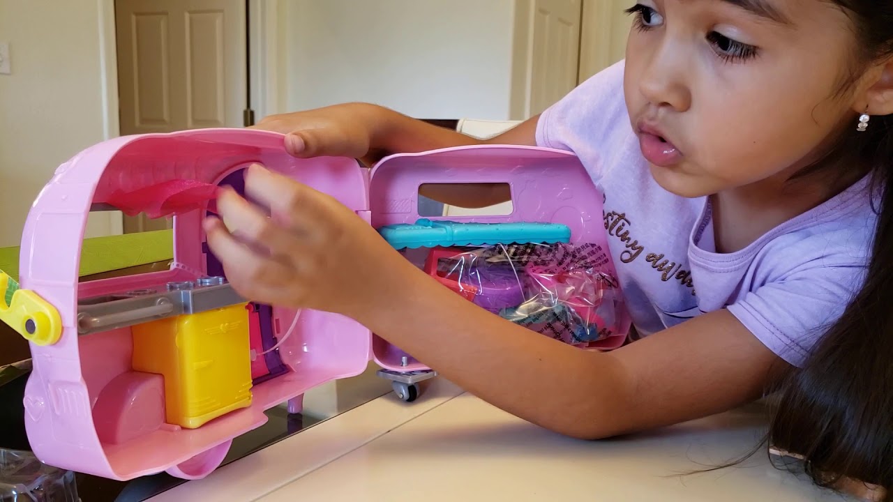 Chelsea Camper Toy Review - Dyani opening toy