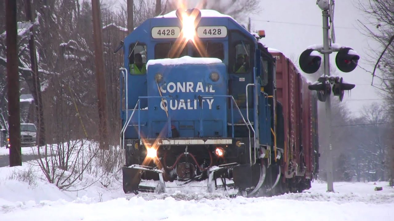 HD: Last Conrail Quality GP40-2 on CSX cuts through Snow