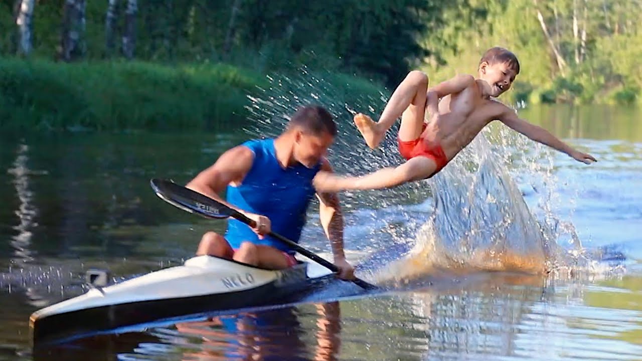 ГРЕБЛЯ НА БАЙДАРКЕ с двумя детьми на плечах