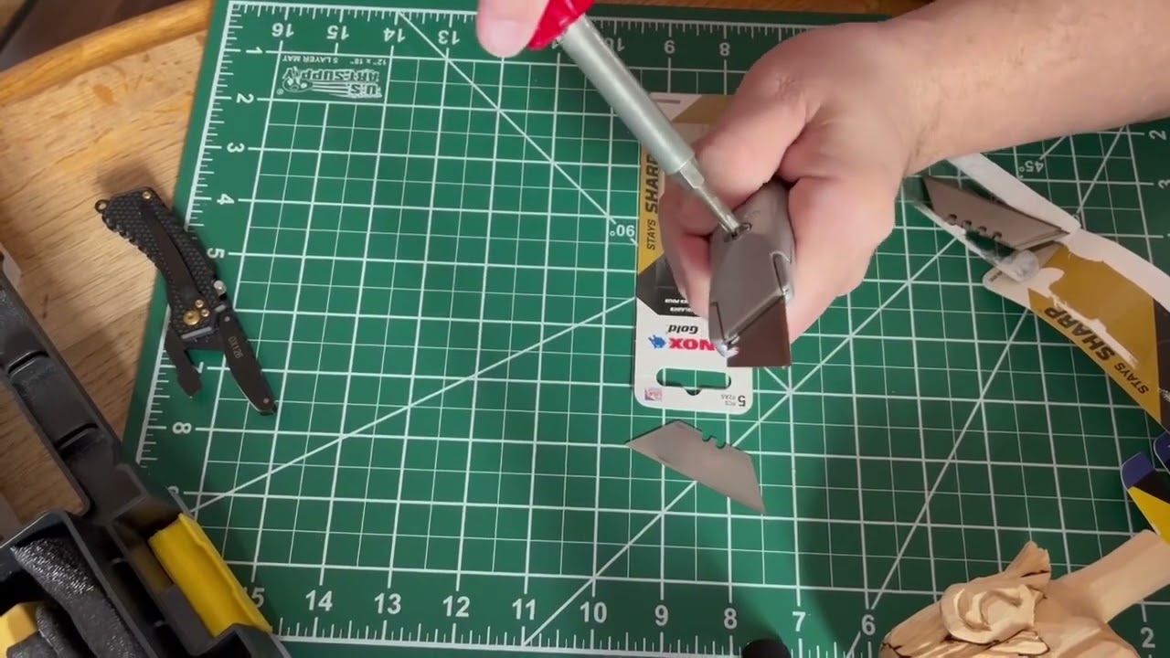 Wood carving Knives-Using a Stanley Classic 199 utility Knife for carving.